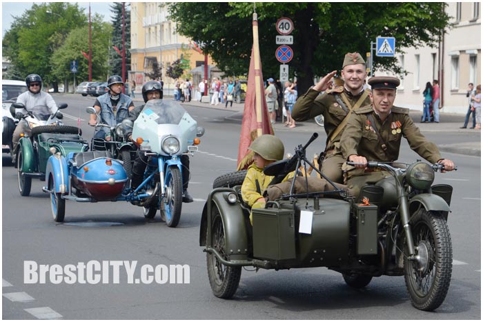 Парад ретро-автомобилей в Бресте 1 августа. Берестейский тракт 2015