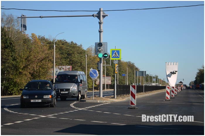 Новые светофоры возле стелы - въездного знака Брест. Фото BrestCITY.com
