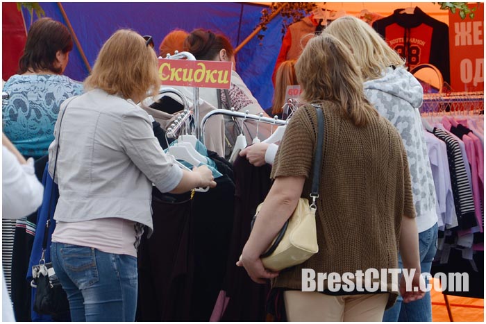 Стоковая распродажа одежды в Бресте. Фото  BrestCITY.com