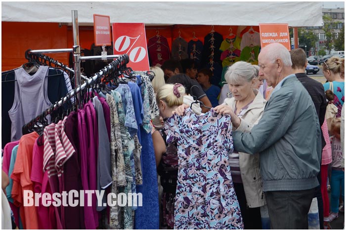 Стоковая распродажа одежды в Бресте. Фото  BrestCITY.com
