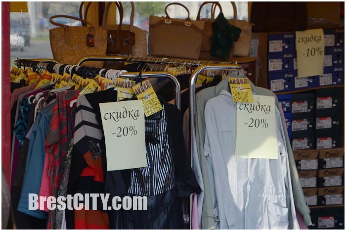 Стоковая распродажа одежды в Бресте