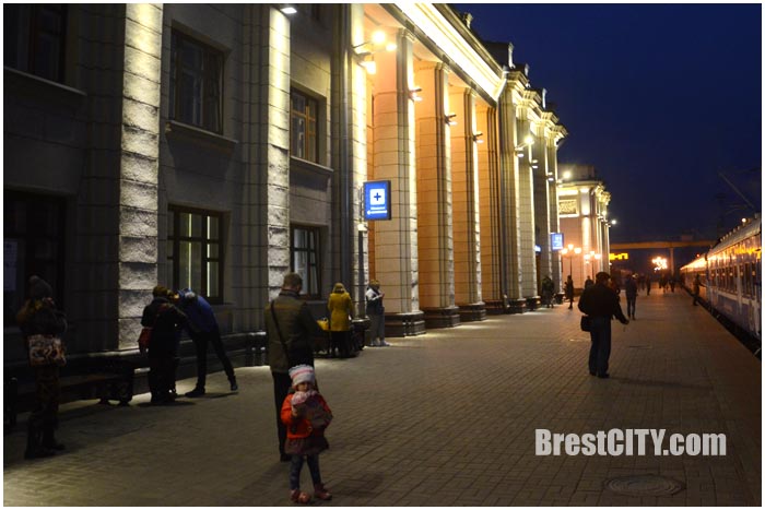 Брестский ЖД вокзал ночью. Фото BrestCITY.com