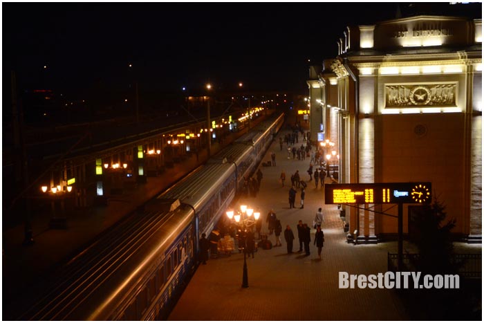 Брестский ЖД вокзал ночью. Фото BrestCITY.com