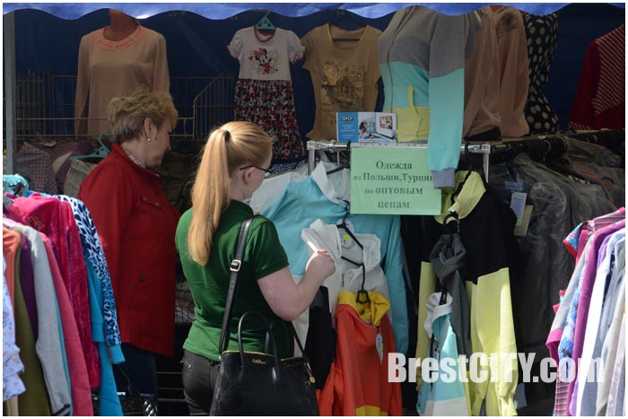 Стоковая распродажа одежды в Бресте