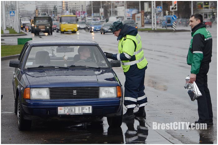 ГАИ в Бресте проверило наличие зимних шин у водителей. Фото BrestCITY.com