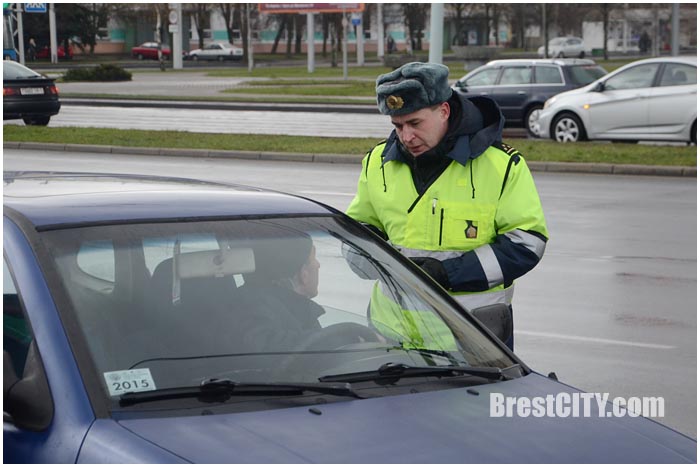 ГАИ в Бресте проверило наличие зимних шин у водителей. Фото BrestCITY.com