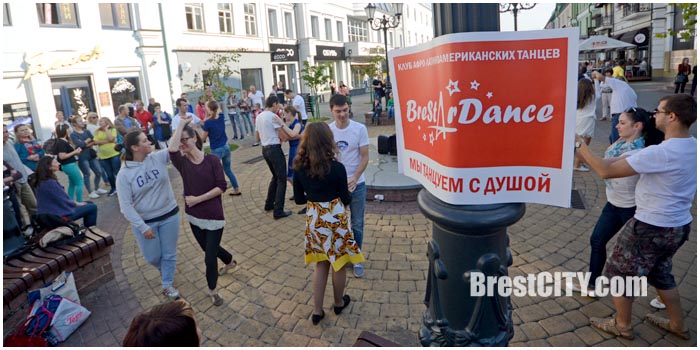 Танцевальный флешмоб в международный день Зука в Бресте. Фото BrestCITY.com