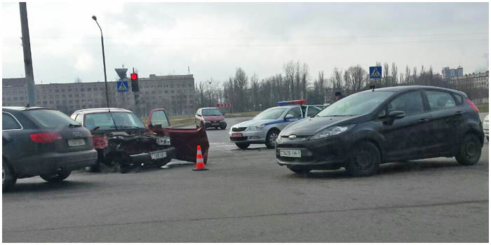 На проспекте Республики возле АЛМИ столкнулись три автомобиля