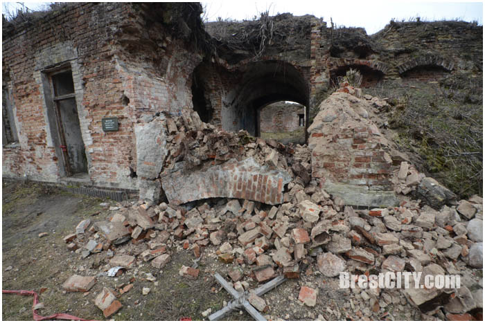 Аварийная арка обрушилась на руинах Бернардинского монастыря