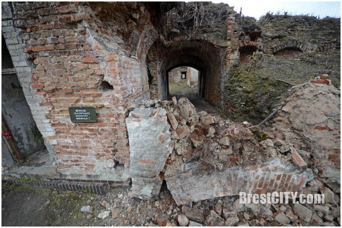 Аварийная арка обрушилась на руинах Бернардинского монастыря