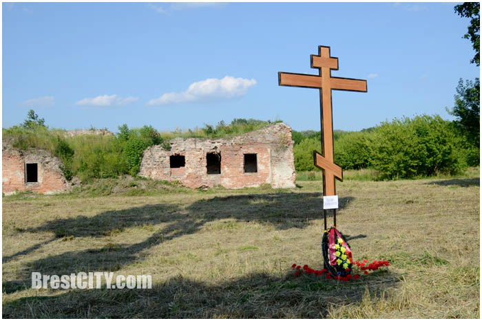 Крест возле Бернардинского монастыря что в Брестской крепости. Фото BrestCITY.com