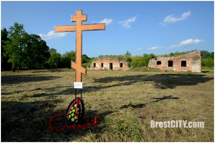 Крест возле Бернардинского монастыря что в Брестской крепости. Фото BrestCITY.com