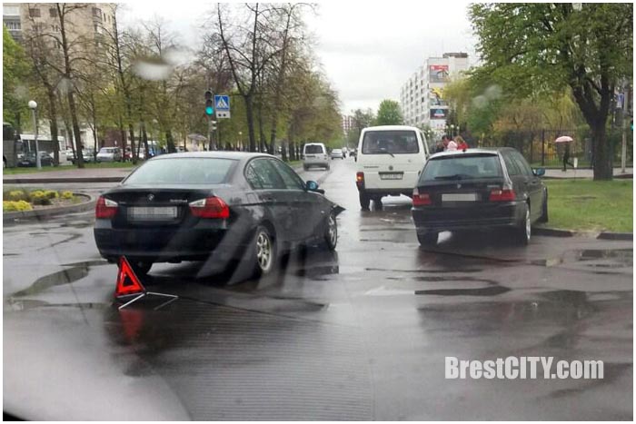 Два БМВ столкнулись на перекрестке бульвар Космонавтов - Мицкевича