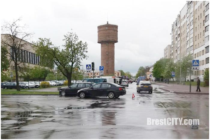 Два БМВ столкнулись на перекрестке бульвар Космонавтов - Мицкевича