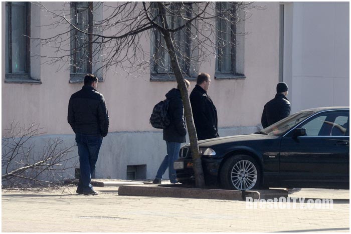 Автомобиль БМВ на ул.Ленина выскочил на тротуар