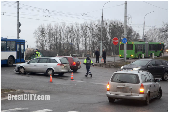 Опель и автобус столкнулись на Кобринском мосту в Бресте. Авария 4 марта 2016