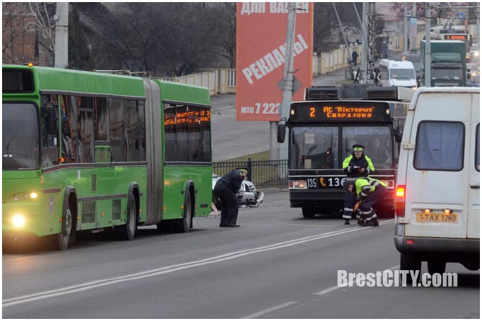 Опель и автобус столкнулись на Кобринском мосту в Бресте. Авария 4 марта 2016