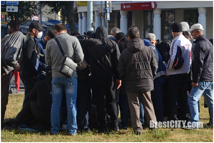 Раздача теплых вещей чеченским мигрантам в Бресте. Фото BrestCITY.com