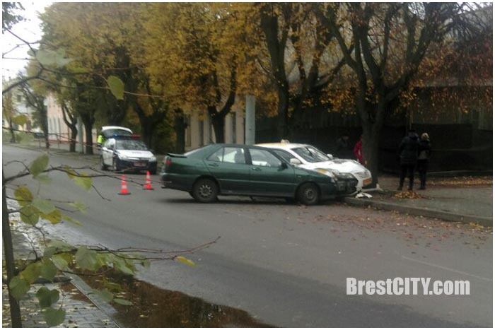 Авария с участием автомобиля такси в Бресте на комсомольской