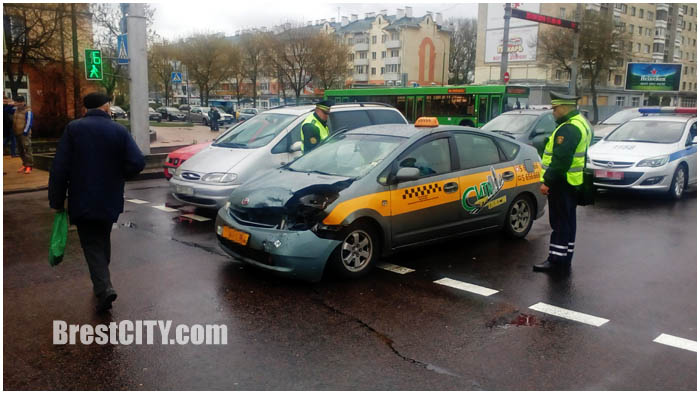 Авария. Такси СИТИ в Бресте 25 апреля 2016. Фото BrestCITY.com