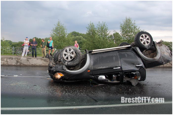 Авария на мосту по ул.28 июля в Бресте возле ЦМТ. Фото BrestCITY.com