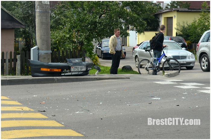 Авария на перекрестке 28 Июля и Центральной  в Бресте 14 августа 2016. Фото BrestCITY.com