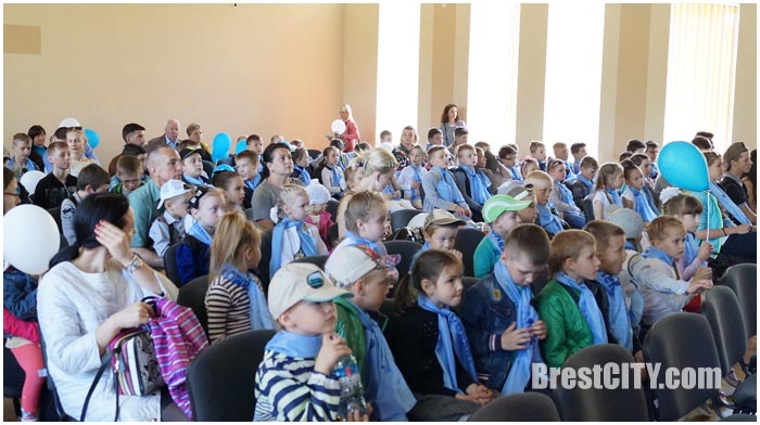 Брестских школьников приняли в Юный динамовец
