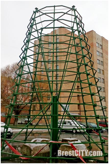 В Бресте начали устанавливать городские елки 2016. Фото BrestCITY.com