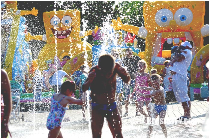 Жара. Дети купаются в фонтане на Набережной. Фото BrestCITY.com
