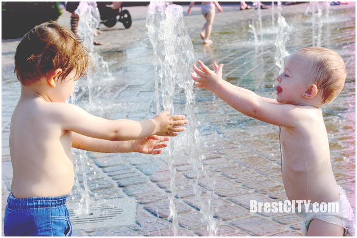 Жара. Дети купаются в фонтане на Набережной. Фото BrestCITY.com