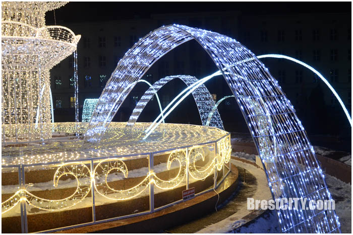 Большой новогодний фонтан на площади Ленина в Бресте. Фото BrestCITY.com