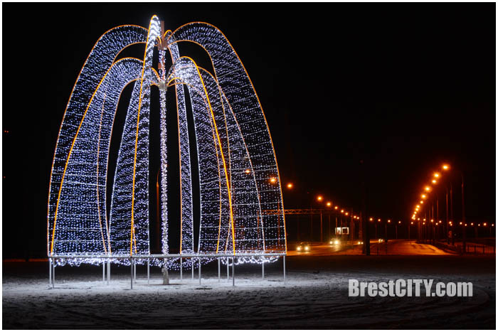 Большой зимний фонтан на въезде в Бресте на варшавке. Фото BrestCITY.com