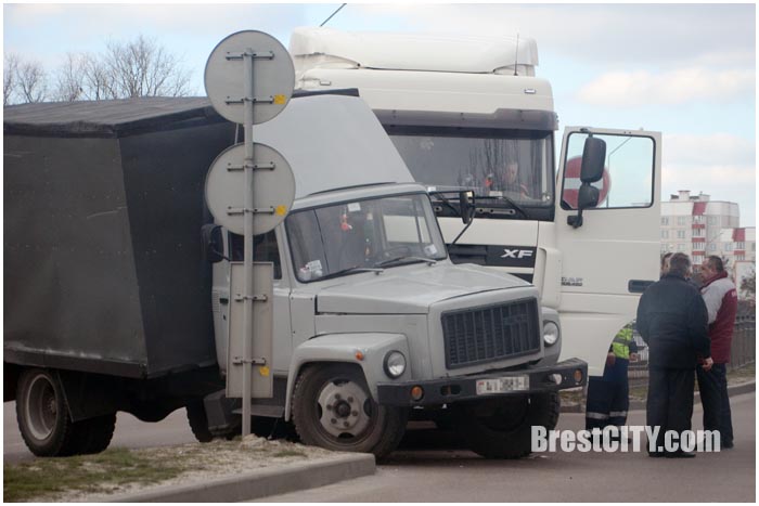 Фура протаранила грузовик на Гродненской. Фото BrestCITY.com