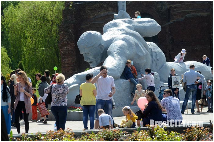 Брестская крепость 9 мая 2016 года. Памятник жажда