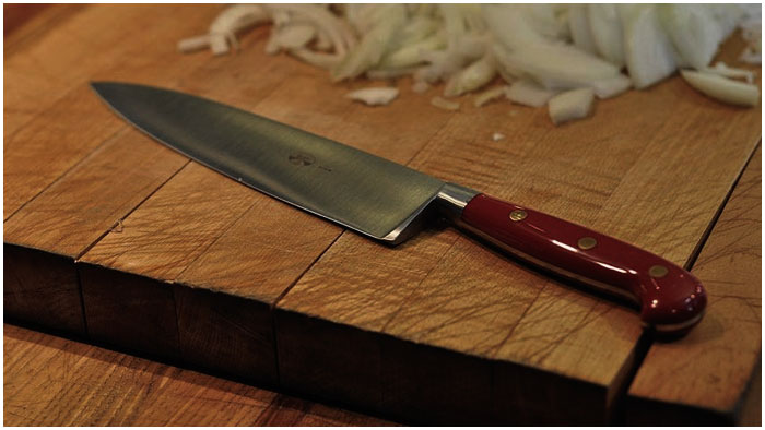 Нож на кухне. Разделочная доска