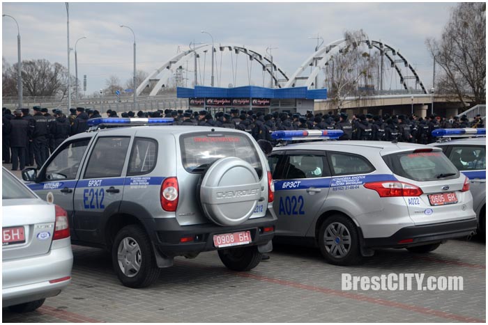 Инструктаж милиции возле Брестской крепости 24 марта 2016