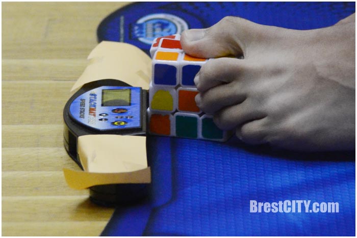 Соревнования по сборке кубика Рубика ногами в Бресте. Фото BrestCITY.com