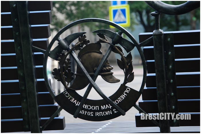 Лавочка пожарного на площади свободы. Фото BrestCITY.com
