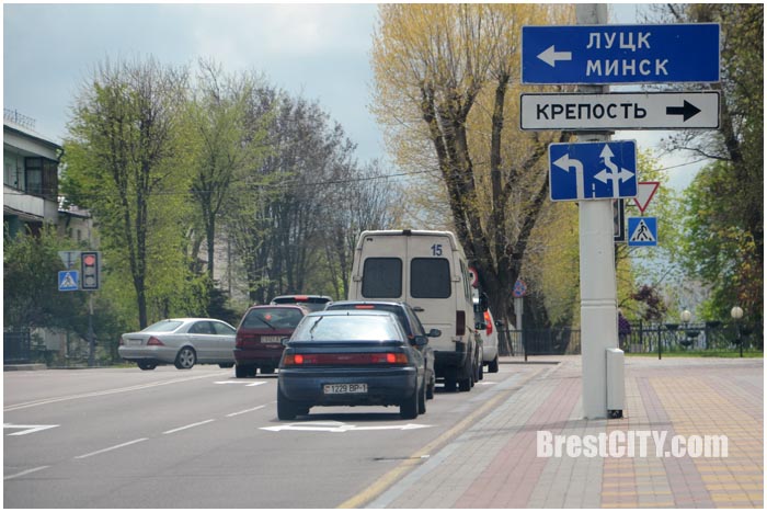Налево на проспект Машерова с Ленина можно с двух полос. Фото BrestCITY.com