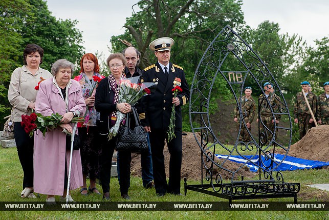 Перезахоронение летчиков на гарнизонном кладбище Бреста
