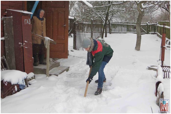 Уборка снега в Бресте. Помощь пожилых людям