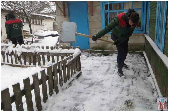 Уборка снега в Бресте. Помощь пожилых людям