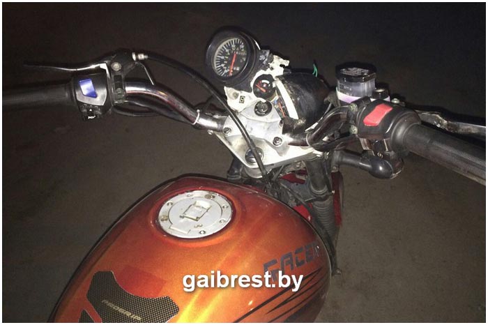 В Столинском районе подросток на мотоцикле сбил сидячего на дороге школьника