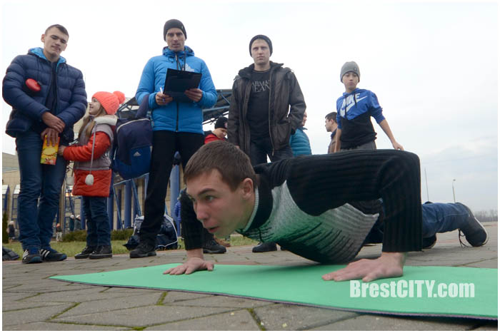 Соревнования по отжиманию на Гребном в Бресте. Фото BrestCITY.com
