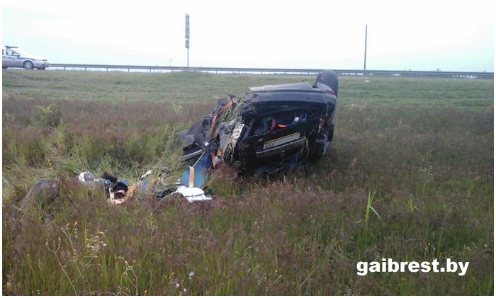 Непристегнутый пассажир выпал из автомобиля Рено и погиб
