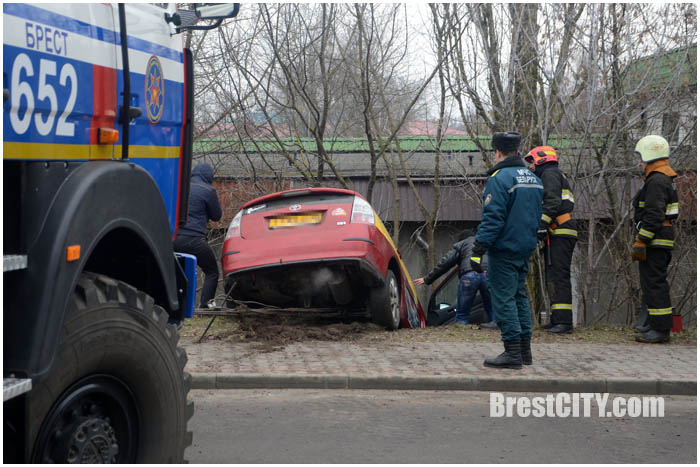 Такси пегас вылетело с моста на Героев обороны Брестской крепости. Фото BrestCITY.com