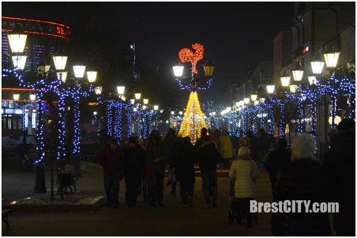 Огненный петух на улице Советской в Бресте. Фото BrestCITY.com