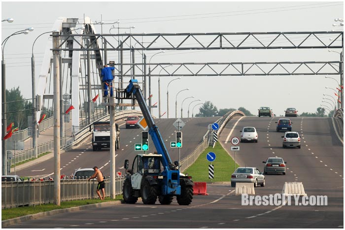 Металлические рамки возле Берестейского моста. Фото BrestCITY.com