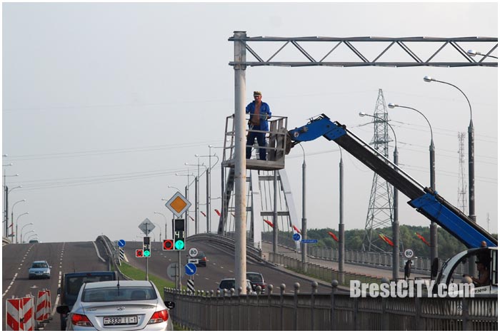 Металлические рамки возле Берестейского моста. Фото BrestCITY.com