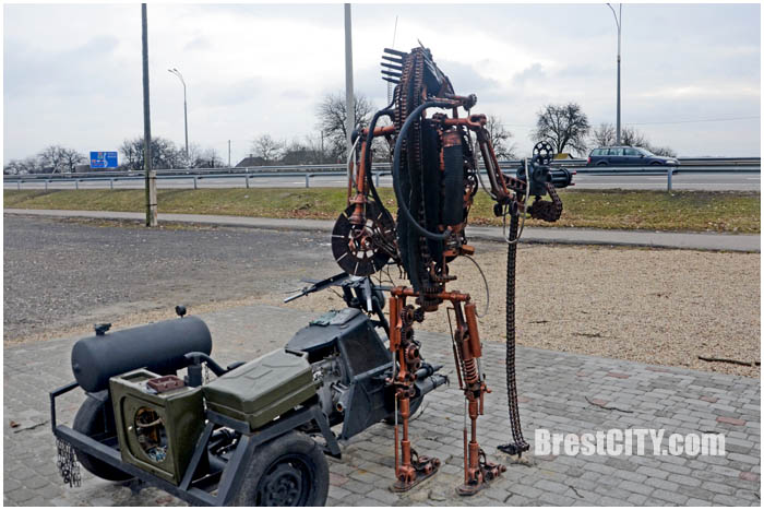 Робот терминатор возле трассы М1 в деревне Пески Кобринский район